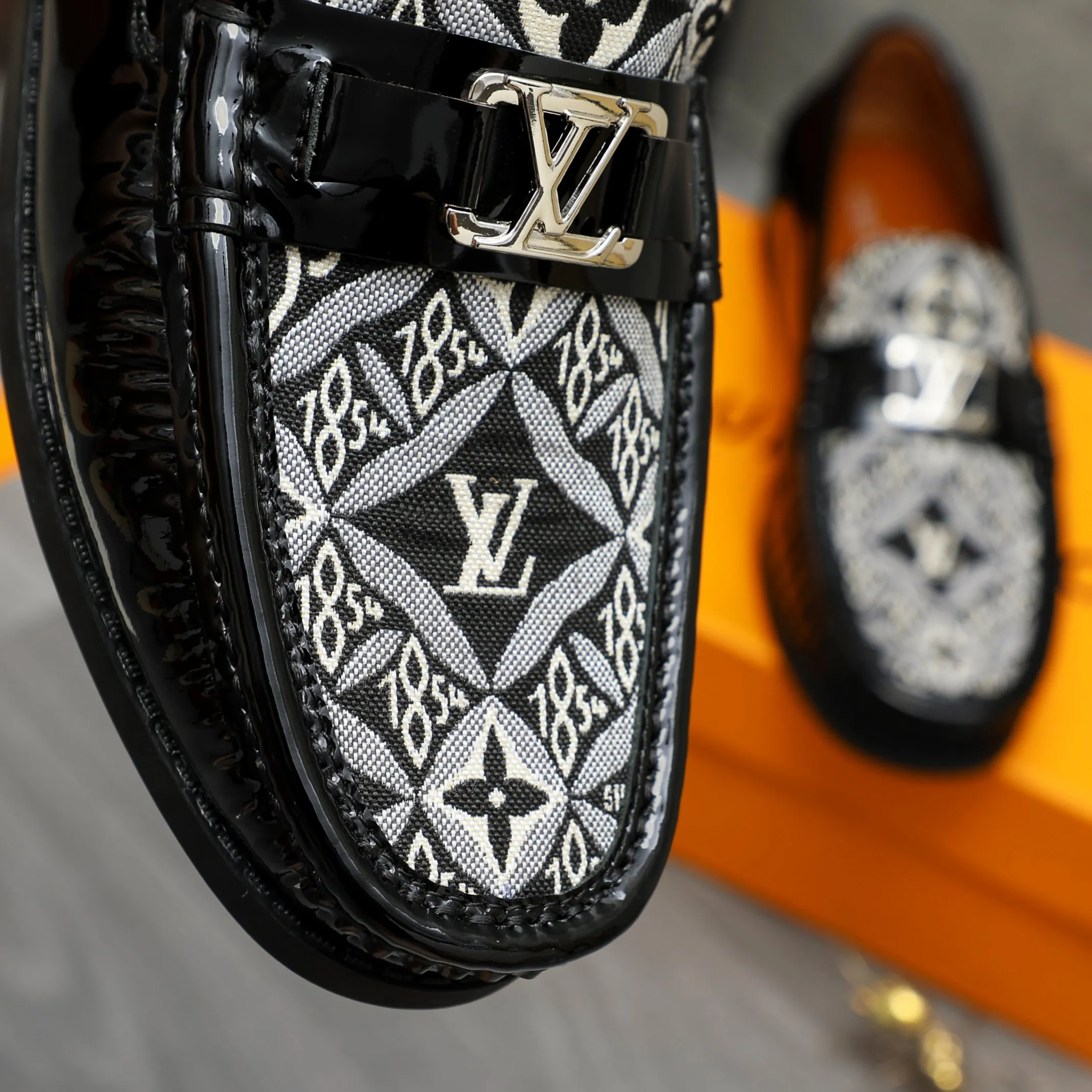 Men's shoes 💰400 Product trademark: LV "Louis Vuitton" casual slip-on shoes Regular size: 38-45 (45 is custom-made and non-returnable) Product material: Selected breathable fabric spliced ​​patent cowhide upper, cowhide lining, rubber outsole